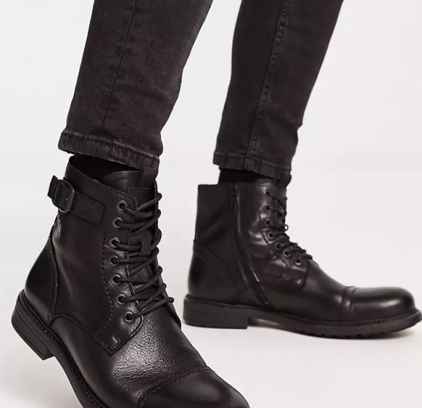 Sepatu boot hitam dengan tali ritsleting di sisi